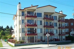 2440 Alki Ave SW in Seattle, WA - Building Photo