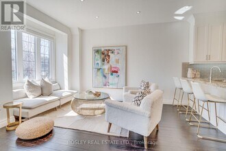 1033 Woodbine Ave in Toronto, ON - Building Photo - Building Photo