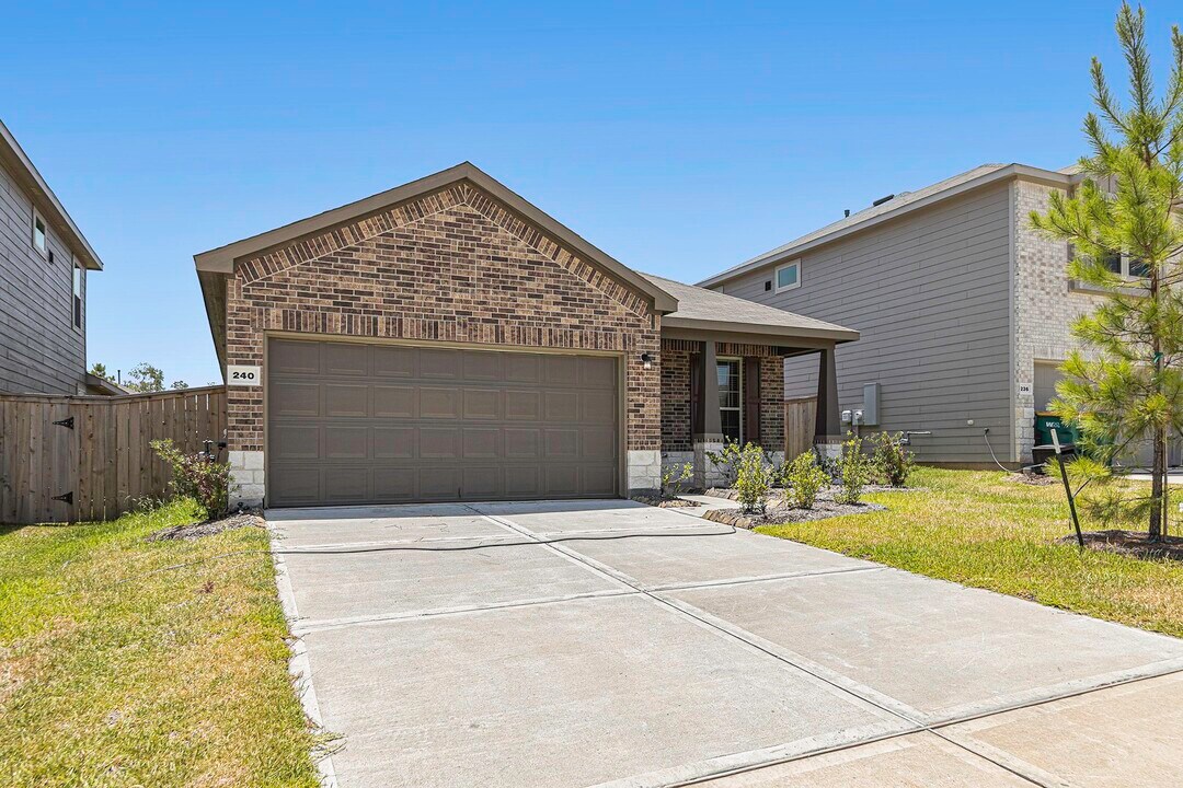 240 Seven Pnes Dr in Willis, TX - Building Photo