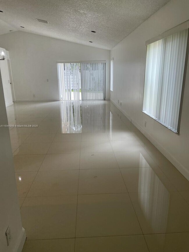 property at 1436 Mira Vista Cir