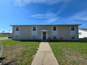 801 11th Ave SE in Dyersville, IA - Building Photo - Building Photo