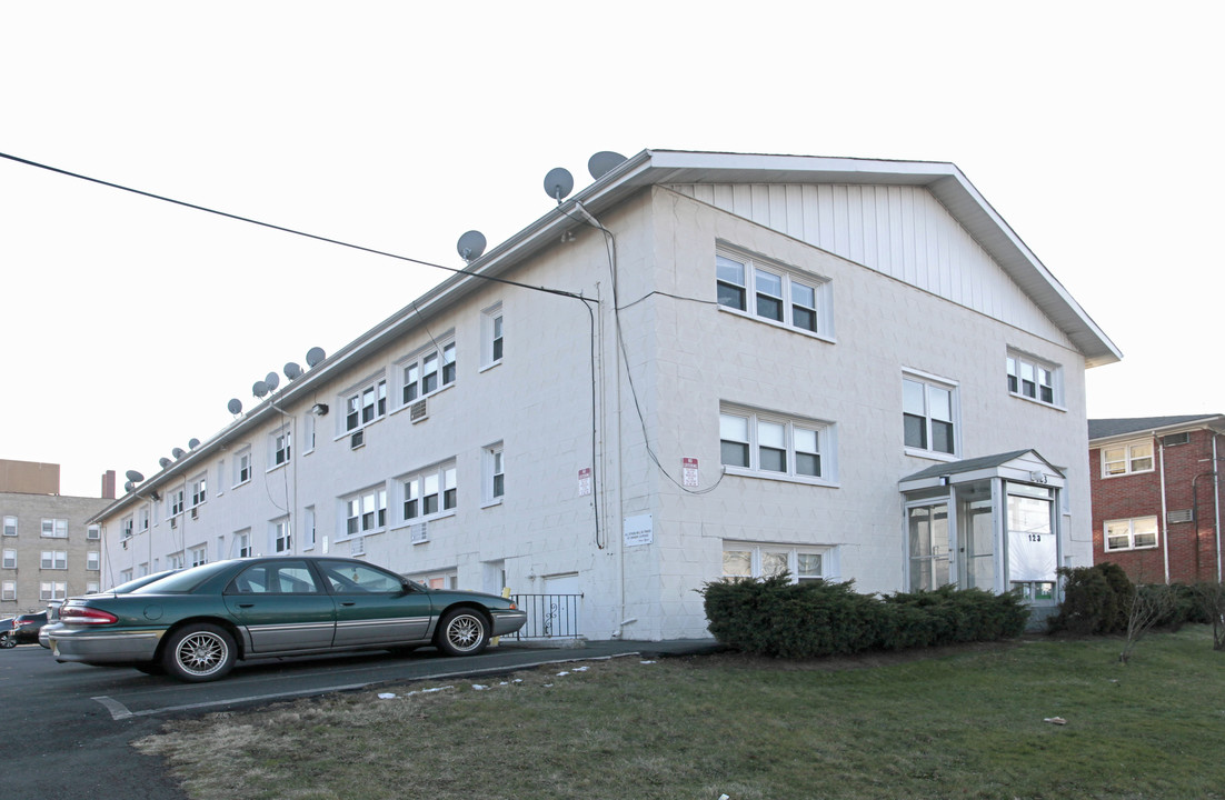 West First Apartments in Roselle, NJ - Building Photo