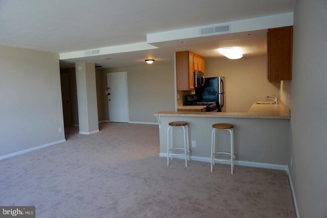 4600 Duke St-Unit -1025 in Alexandria, VA - Foto de edificio - Building Photo