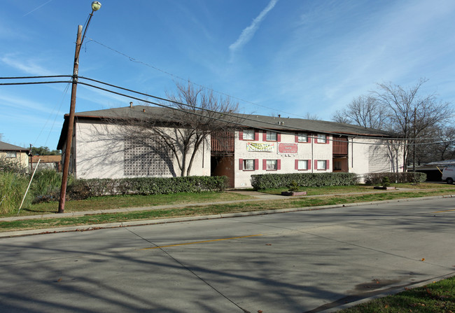 Lochwood Manor in Dallas, TX - Building Photo - Building Photo