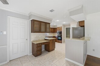 3823 Village Oaks Dr in Houston, TX - Building Photo - Building Photo