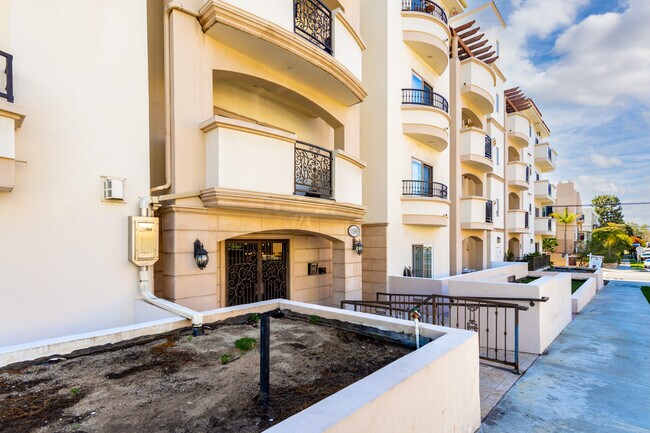 1110-1120 S Westgate Ave in Los Angeles, CA - Building Photo - Building Photo