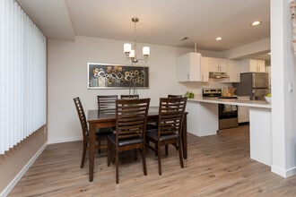 Fox Forest Townhomes in Plymouth, MN - Foto de edificio - Interior Photo