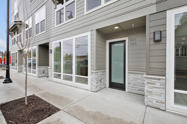 22415 SW Pine St in Sherwood, OR - Foto de edificio - Building Photo