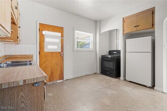 15300 Waterloo Rd in Cleveland, OH - Building Photo - Building Photo