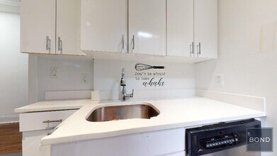 166 W 72nd St in New York, NY - Building Photo - Building Photo