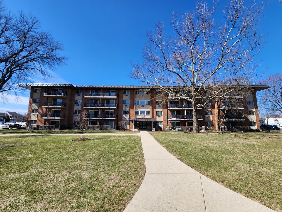 2230 S Goebbert Rd in Arlington Heights, IL - Building Photo