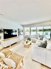 21700 Mulholland Dr in Los Angeles, CA - Building Photo - Building Photo