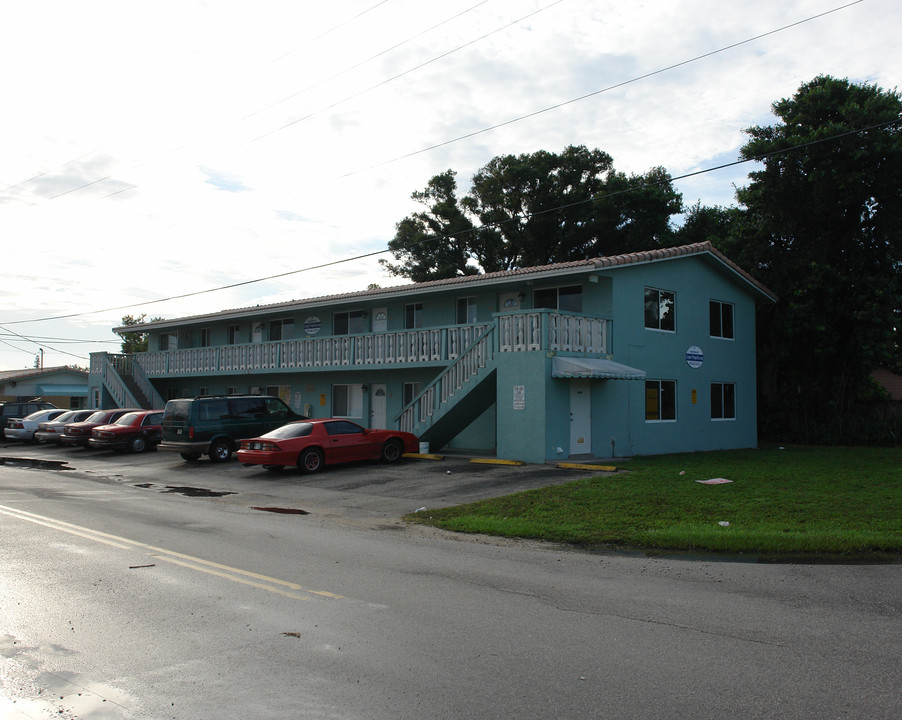 100 NE 7th St in Fort Lauderdale, FL - Foto de edificio