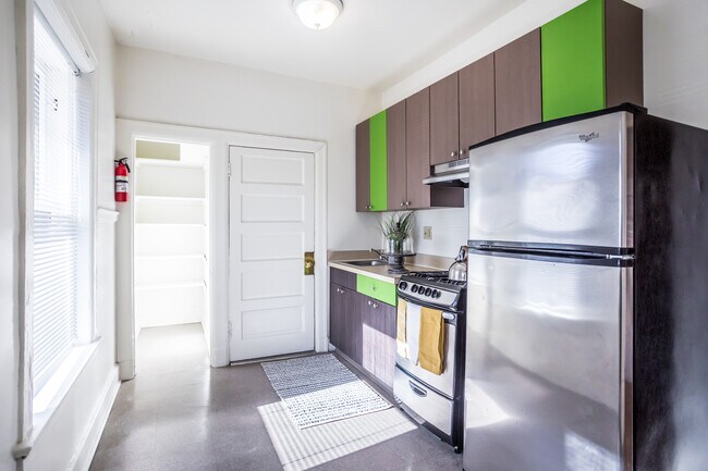 Parkside Poplar Apartments in Memphis, TN - Building Photo - Interior Photo