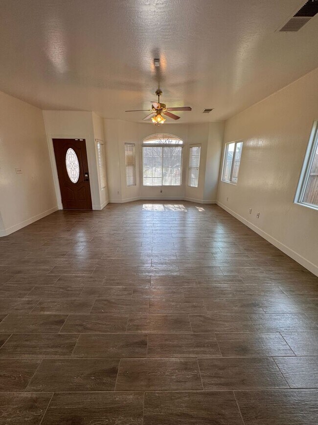 716 New Zealand Dr in Bakersfield, CA - Building Photo - Building Photo