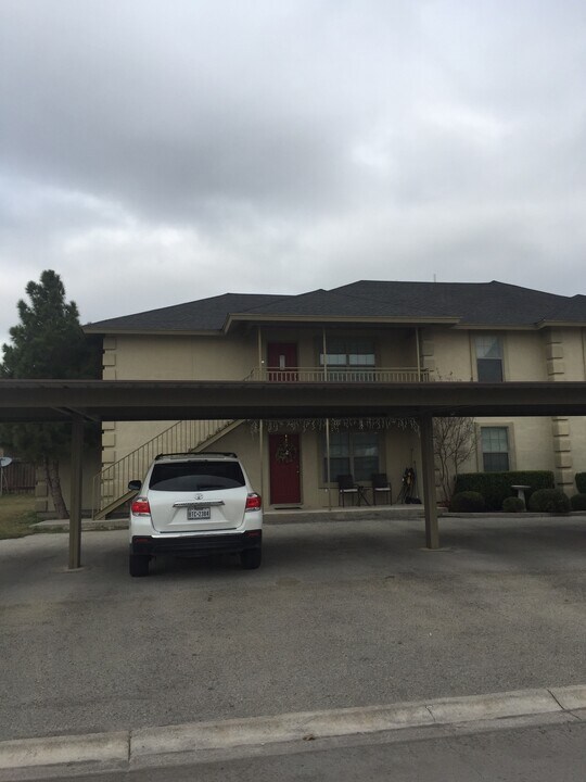 121 Ramon Cardenas Dr, Unit B in Del Rio, TX - Building Photo