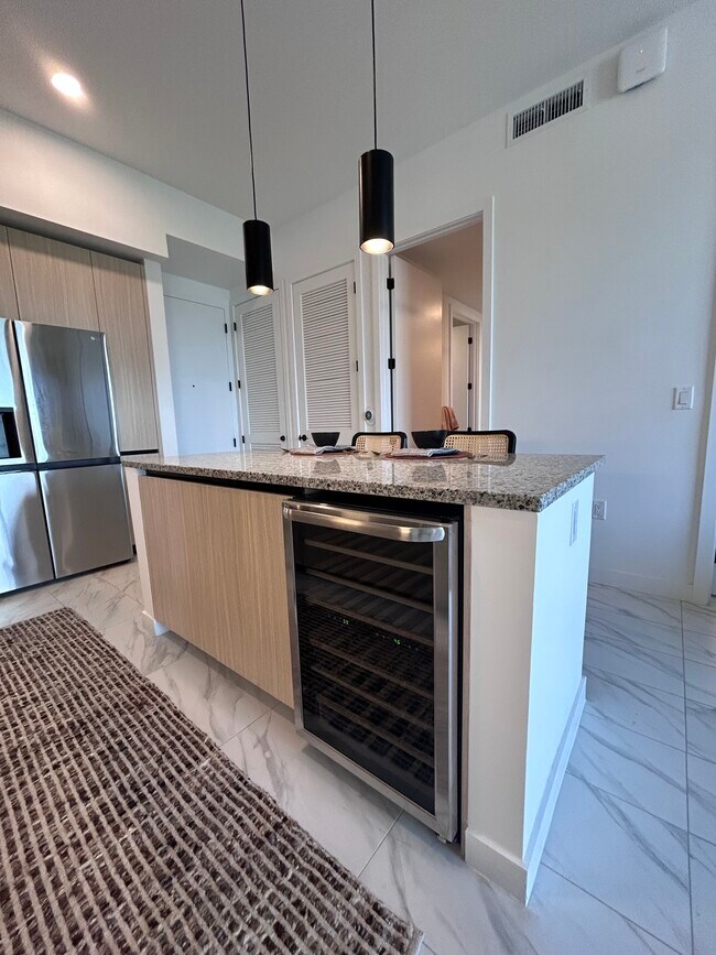 2362 NE 172nd St, Unit B22 in North Miami Beach, FL - Building Photo - Building Photo