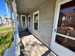 70 Gardner St, Unit 1 in Waltham, MA - Foto de edificio - Building Photo