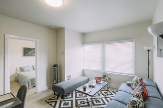 1707 36th Avenue in Oakland, CA - Foto de edificio - Building Photo