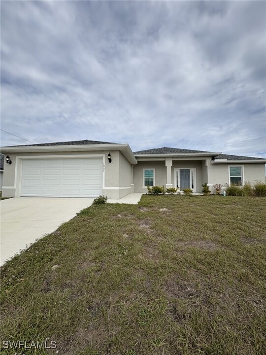 1001 NE 14th Terrace in Cape Coral, FL - Building Photo