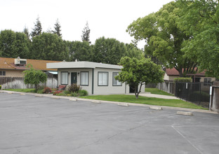 Alpha-Bothun Manor in Turlock, CA - Foto de edificio - Building Photo