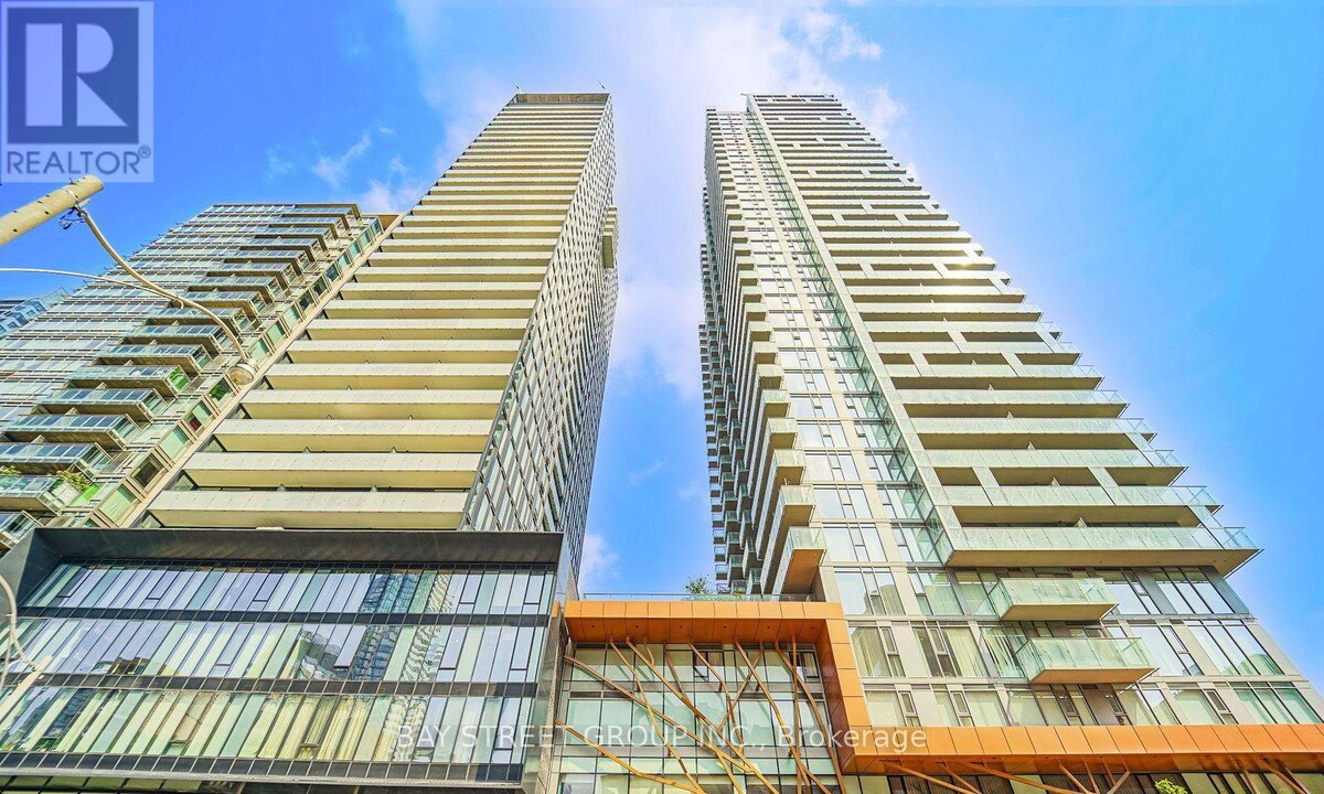 50-1050 Wellesley St E in Toronto, ON - Building Photo
