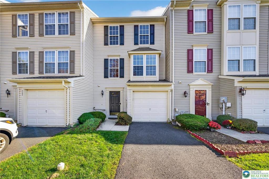 4596 Jasmine Dr in Center Valley, PA - Building Photo