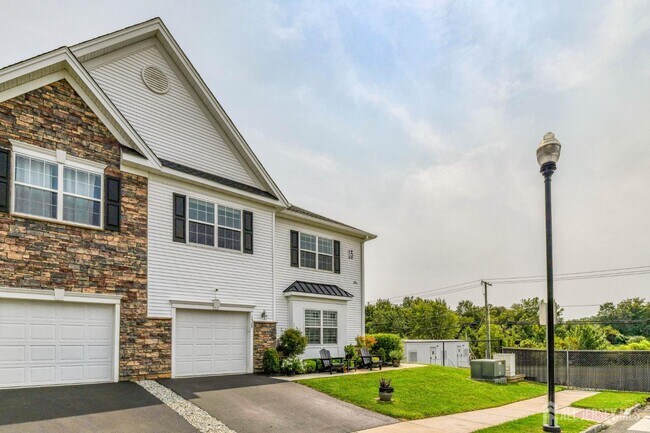 1529 Paxton Ln in Monroe Township, NJ - Building Photo - Building Photo