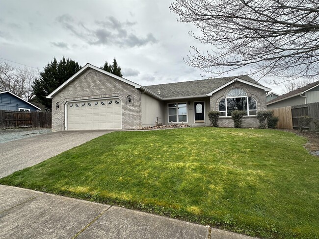 1658 Inverness Dr in Medford, OR - Building Photo - Building Photo