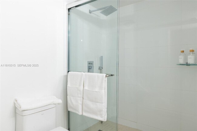 19901 E Country Club Dr in Miami, FL - Foto de edificio - Building Photo