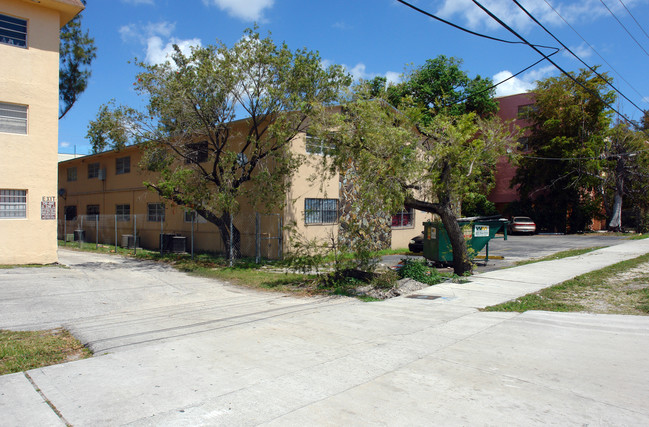 2561 NW 135th St in Miami, FL - Building Photo - Building Photo