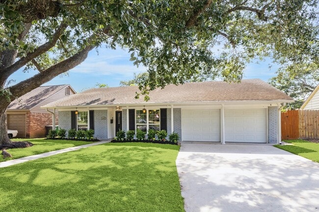11102 Hillcroft St in Houston, TX - Building Photo - Building Photo
