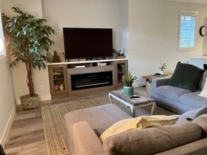 1009 Stockwell Ave in Kelowna, BC - Building Photo - Building Photo