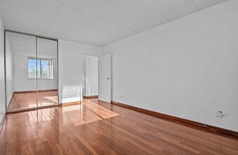 4 Birchwood Ct in Mineola, NY - Building Photo - Building Photo