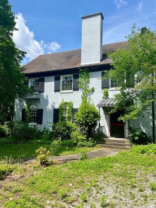 501 N Justice St in Hendersonville, NC - Building Photo