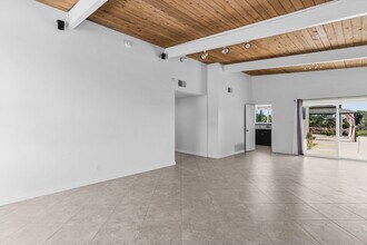 8335 Sugarman Dr in La Jolla, CA - Foto de edificio - Building Photo