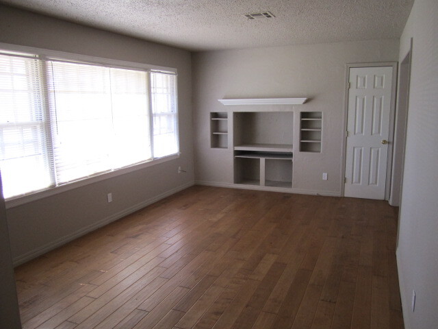 2749 Cambridge Ct in Oklahoma City, OK - Foto de edificio - Building Photo