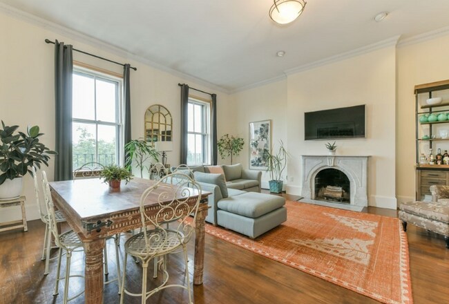 204 Beacon St, Unit 3 in Boston, MA - Foto de edificio - Building Photo