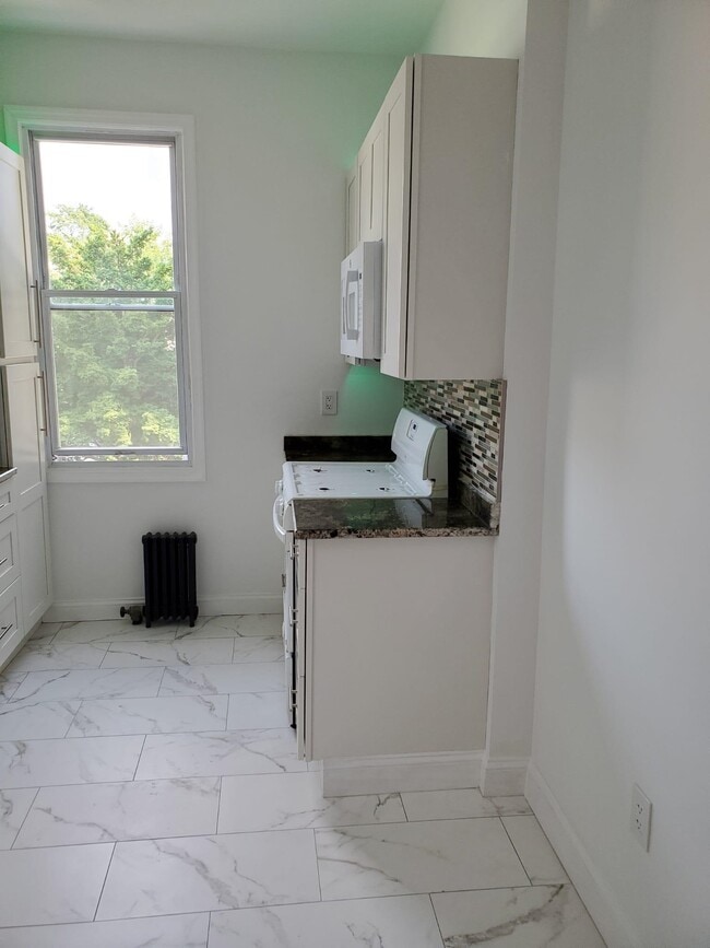 43 Wood St in Rutherford, NJ - Building Photo - Building Photo