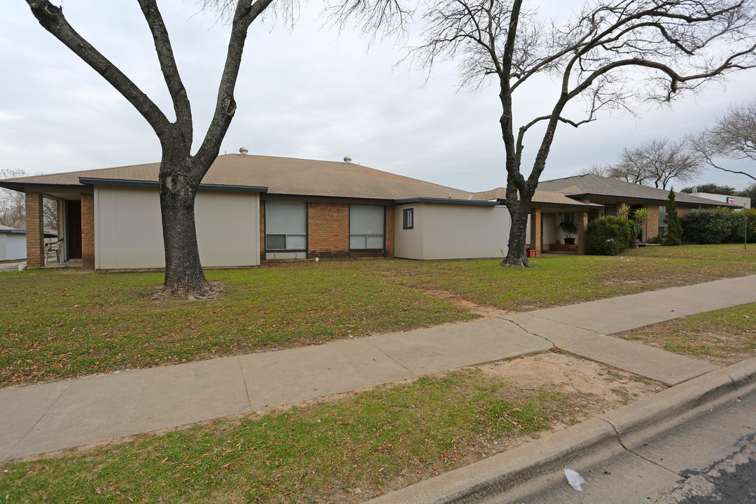 10111 Golden Meadow Dr in Austin, TX - Foto de edificio