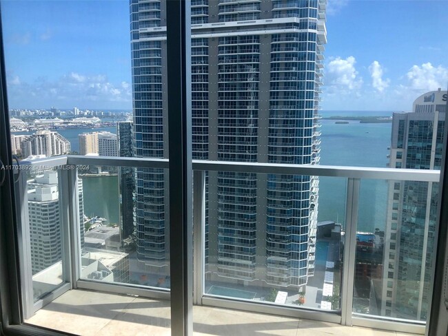 1060 Brickell Ave, Unit 3807 in Miami, FL - Building Photo - Building Photo