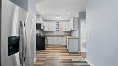1702 W Superior St, Unit 2nd in Chicago, IL - Building Photo - Building Photo