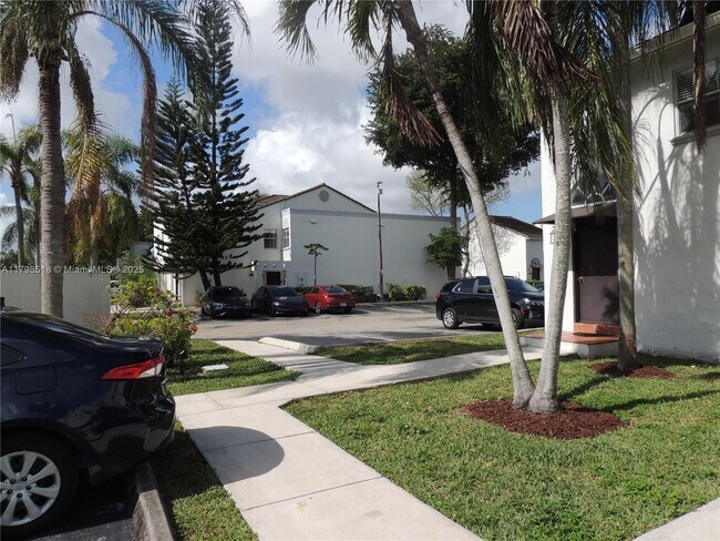4864 NW 97th Ct in Doral, FL - Building Photo - Building Photo