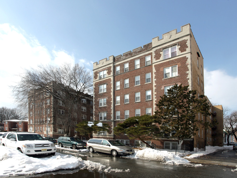 Tudor Court in Elizabeth, NJ - Foto de edificio