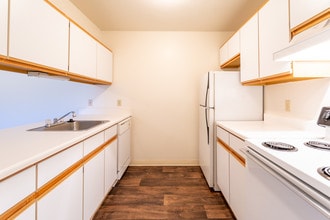 McClellan Estates III in Marshall, MI - Building Photo - Interior Photo