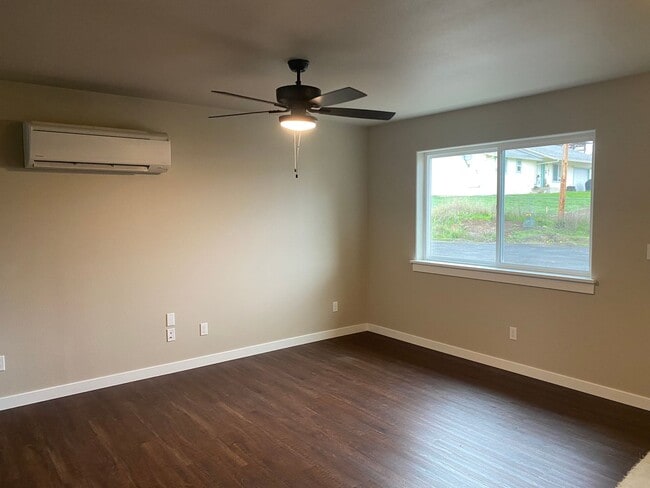5080 Melody Ln in Roseburg, OR - Building Photo - Building Photo