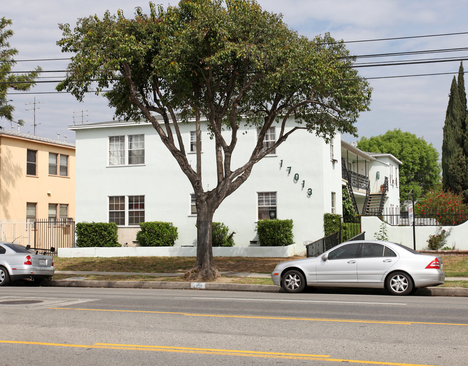 17013 Vanowen St in Van Nuys, CA - Building Photo