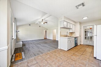 13746 Drakewood Dr in Sugar Land, TX - Building Photo - Building Photo