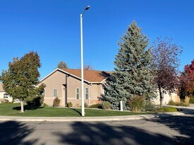 255 Crossroads Cir in Montrose, CO - Building Photo