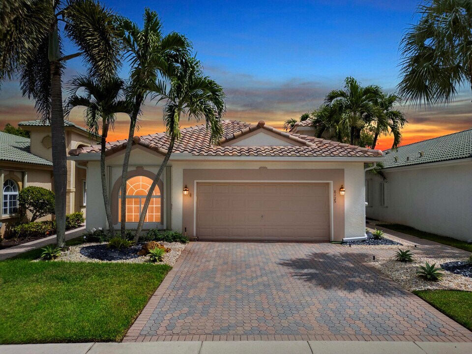 8125 Brindisi Ln in Boynton Beach, FL - Building Photo
